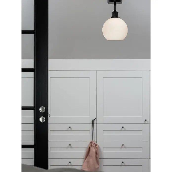 PR Home Deckenleuchte Omega - 15 W, L x B x H: 20 x 20 x 36 cm, E27 - Weiße kugelförmige Glasdeckenleuchte mit schwarzer Halterung.