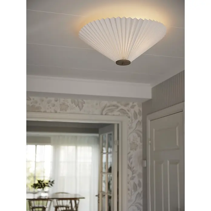 PR Home Deckenleuchte Dora - 15 W, E14 - Weiße, plissierte Deckenleuchte mit runder Bronzebasis an heller Decke montiert.