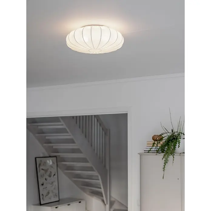 PR Home Deckenleuchte Franza - 40 W, E27 - Weiße plissierte Stoffdeckenleuchte beleuchtet einen Innenraum.