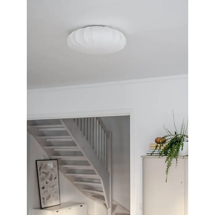 PR Home Deckenleuchte Franza - 40 W, E27 - Weiße, plissierte Stoffdeckenleuchte in einem hellen Raum über einer Treppe.