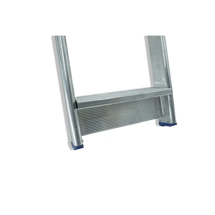 Mauderer Dachleiter Bavaria Reetdachleiter 976 mit langem Einhängedorn und extrabreiten Stufen - Anzahl Tritte: 4 Stk., Belastbarkeit: 150 kg, Aluminium - Nahaufnahme eines silbernen Aluminium-Leiterabschnitts mit breiter Stufe und blauen Anti-Rutsch-Füßen.