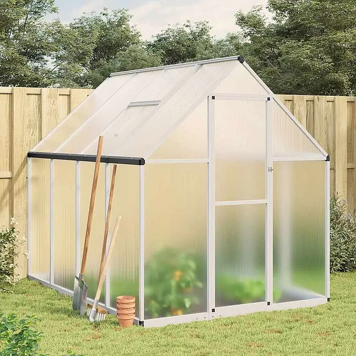 Furnicato Gewächshaus - 169 x 224 cm, Material Seitenwand: Kunststoff, 10 mm, silber - Ein geräumiges, lichtdurchlässiges Gewächshaus mit weißem Rahmen im Garten, ideal zum Pflanzenanbau.
