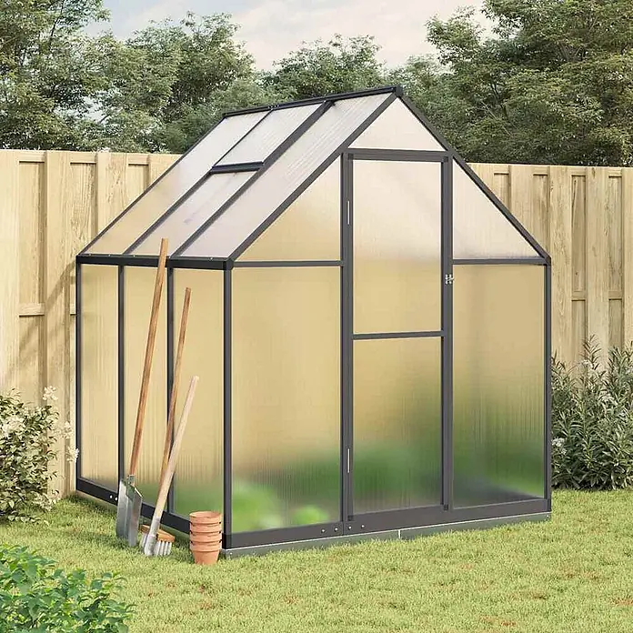 Furnicato Gewächshaus Polycarbonat Anthrazit - 169 x 169 cm, Material Seitenwand: Kunststoff, 10 mm, anthrazit - Dunkelgraues Gewächshaus mit lichtdurchlässigen Paneelen im Garten, mit Gartengeräten und Terrakotta-Töpfen.