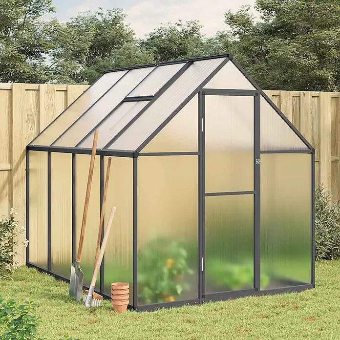 Furnicato Gewächshaus - 169 x 224 cm, Material Seitenwand: Kunststoff, 10 mm, silber - Dunkelgraues Gewächshaus mit lichtdurchlässigen Paneelen im Garten mit Gartengeräten und Pflanzen.
