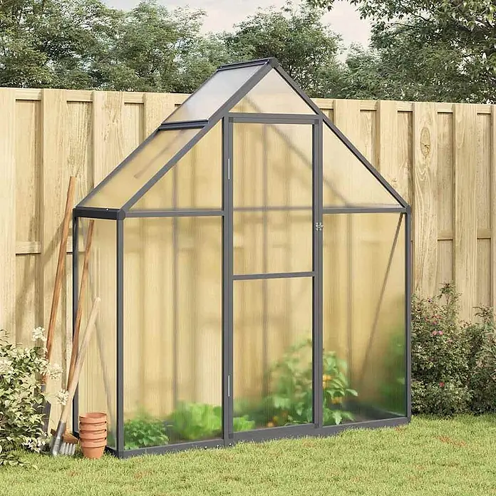 Furnicato Gewächshaus Polycarbonat Anthrazit - 58 x 169 cm, Material Seitenwand: Kunststoff, 10 mm, anthrazit - Graues Gewächshaus mit transluzenten Platten und Dachfenster, im Garten mit Pflanzen.