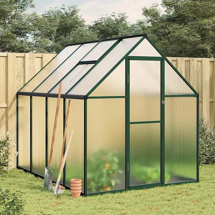 Furnicato Gewächshaus - 169 x 224 cm, Material Seitenwand: Kunststoff, 10 mm, silber - Gewächshaus mit dunkelgrünem Rahmen und transluzenten Paneelen in einem Garten, mit Gartengeräten daneben.