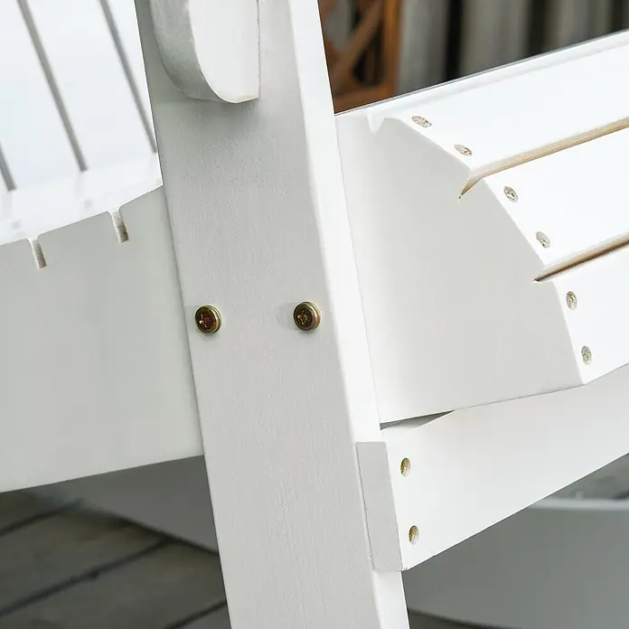 Outsunny Garten-Schaukelstuhl Adirondack - 1 Stk., Tannenholz, Weiß - Detail eines weißen Holzmöbels mit sichtbaren Lamellen und goldenen Schrauben.