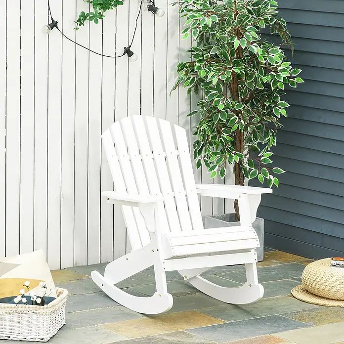 Outsunny Garten-Schaukelstuhl Adirondack - 1 Stk., Tannenholz, Weiß - Weißer Adirondack-Schaukelstuhl aus Holz auf einer Terrasse, ideal zur Entspannung im Freien.