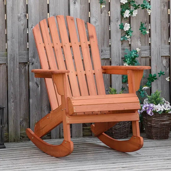 Outsunny Garten-Schaukelstuhl Adirondack - 1 Stk., Tannenholz, Naturholz - Orangebrauner Outdoor-Schaukelstuhl aus Holz auf einer Holzterrasse.