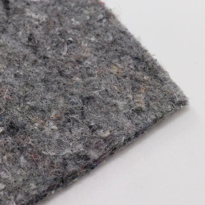 Aquagart Bodenschutzvlies 28m² 1000g/m² 2m Bewässerungsvlies -  - Dichtes graues Fasermaterial, ähnlich Recyclingfilz oder Dämmung, mit verschiedenen Faserfarben.
