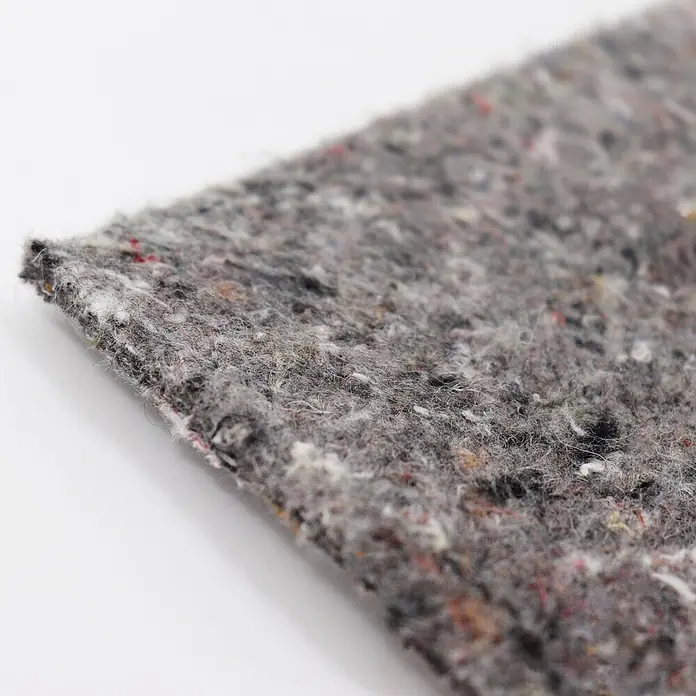 Aquagart Bodenschutzvlies 68m² 1000g/m² Teichvlies Teich Schutzvlies -  - Nahaufnahme eines melierten grauen Recyclingfilzmaterials, das seine groben, verwebten Fasern und Dicke zeigt.