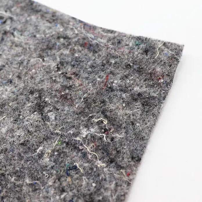 Aquagart Bodenschutzvlies 60m² 300g/m² Teichvlies Teich Schutzvlies -  - Nahaufnahme von dickem grauem Filz oder Vliesstoff mit bunten Faserflecken, geeignet als Polsterung oder Isolierung.