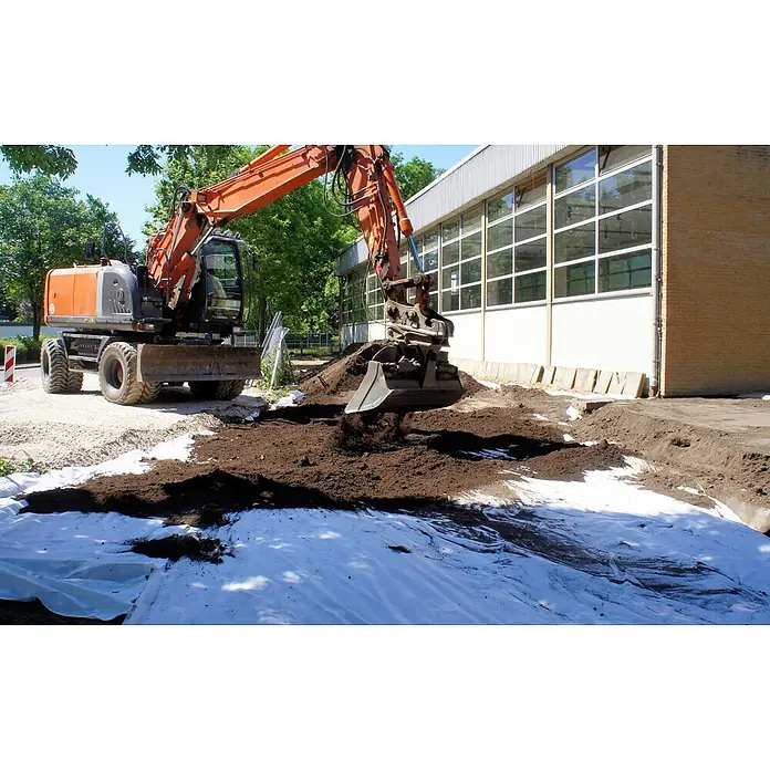 Aquagart Bodenschutzvlies 650m² 150g/m² 2m Gartenvlies Unkrautvlies -  - Oranger und grauer Bagger gräbt Erde auf einer Baustelle mit weißer Schutzplane am Boden.