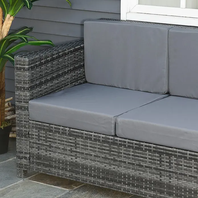Outsunny Loungesofa - Metall, PE-Rattan, Polyester, Grau - Graues Polyrattan-Sofa mit grauen Kissen auf einer Terrasse.
