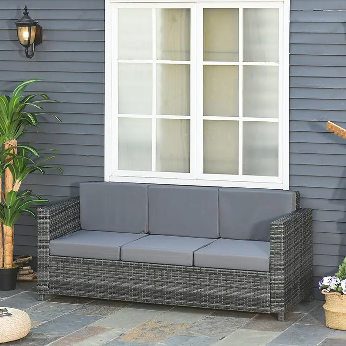 Outsunny Loungesofa - Metall, PE-Rattan, Polyester, Grau - Dreisitzer-Gartensofa aus grauem Rattan mit dunkelgrauen Kissen auf einer Terrasse.