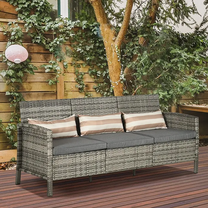 Outsunny Loungesofa - Stahl, PE-Kunststoff, Polyester, Grau - Graues Rattan-3-Sitzer-Gartensofa mit dunkelgrauen Kissen und gestreiften Polstern für gemütliche Sitzgelegenheiten im Freien auf Holzterrasse.