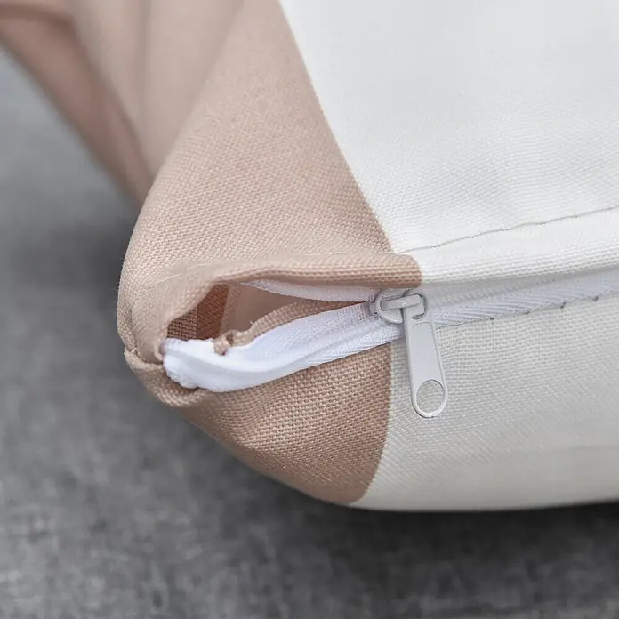 Outsunny Loungesofa - Stahl, PE-Kunststoff, Polyester, Grau - Nahaufnahme eines gestreiften beigefarbenen und weißen Kissenbezugs mit teilweise geöffnetem weißem Reißverschluss an der Ecke.