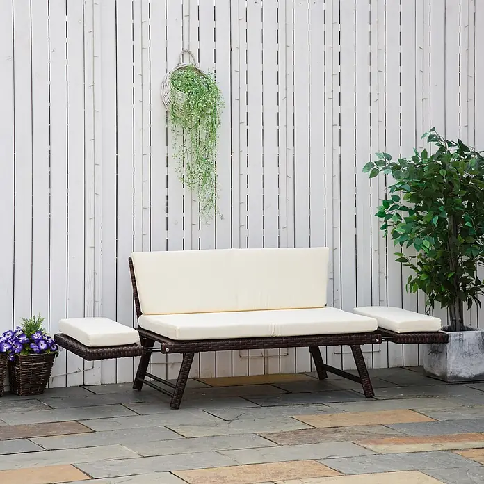 Outsunny Loungesofa - Stahl, Polyrattan, Polyester, Braun, Cremeweiß, Klappbar - Dunkelbraune Outdoor-Loungebank mit cremefarbenen Kissen und ausziehbaren Enden auf einer Terrasse.