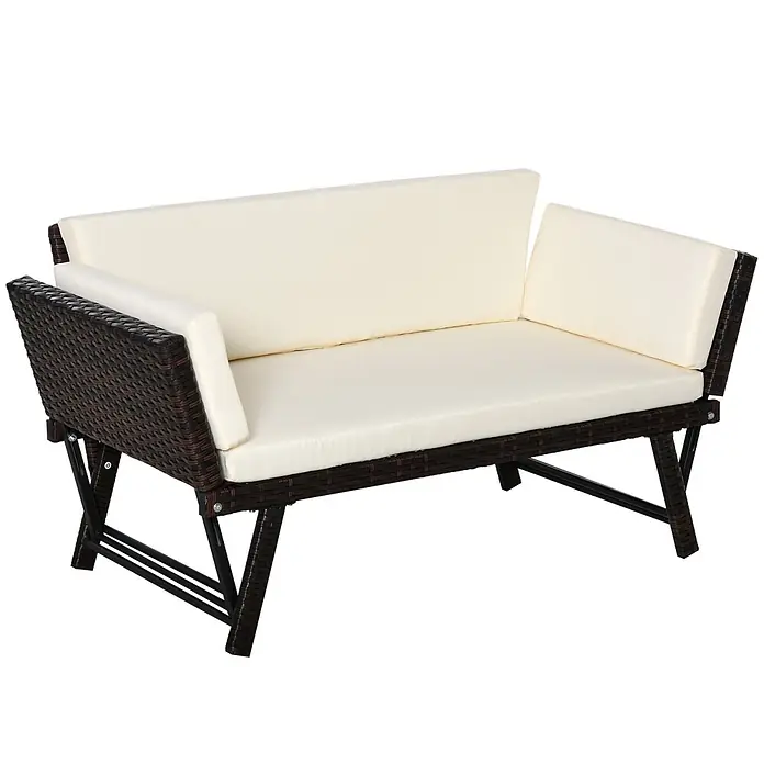 Outsunny Loungesofa - Stahl, Polyrattan, Polyester, Braun, Cremeweiß, Klappbar - Ein dunkelbraunes Outdoor-Rattansofa mit cremefarbenen Polstern und klappbarem schwarzem Metallrahmen.
