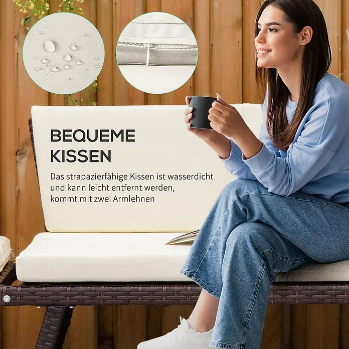Outsunny Loungesofa - Stahl, Polyrattan, Polyester, Braun, Cremeweiß, Klappbar - Frau entspannt sich auf braunem Rattan-Gartensofa mit bequemen, wasserdichten, abnehmbaren beigen Kissen.