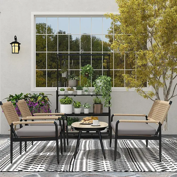 Outsunny Loungemöbel-Set - 4 -tlg., Stahl, PE-Rattan, Polyester, Gehärtetes Glas, Sitzkissen, Dunkelgrau - Zwei moderne Outdoor-Stühle mit geflochtenen Rückenlehnen, schwarzen Gestellen und grauen Kissen, ergänzt durch einen kleinen Beistelltisch auf einer Terrasse.