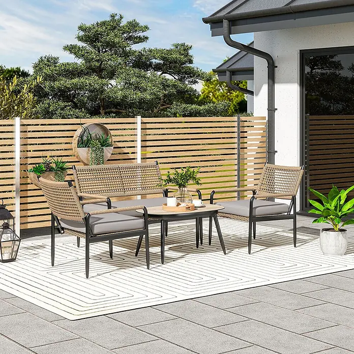 Outsunny Loungemöbel-Set - 4 -tlg., Stahl, PE-Rattan, Polyester, Gehärtetes Glas, Sitzkissen, Dunkelgrau - Ein Outdoor-Sitzset mit schwarzem Metallrahmen, beigem Rattan und grauen Kissen, auf einem weißen geometrischen Teppich.