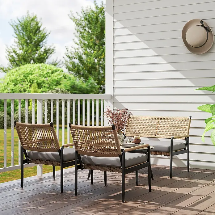 Outsunny Loungemöbel-Set - 4 -tlg., Stahl, PE-Rattan, Polyester, Gehärtetes Glas, Sitzkissen, Dunkelgrau - Rattan-Outdoor-Sitzgruppe mit zwei Stühlen, einer Bank und einem runden Tisch, mit dunklen Gestellen und grauen Kissen.