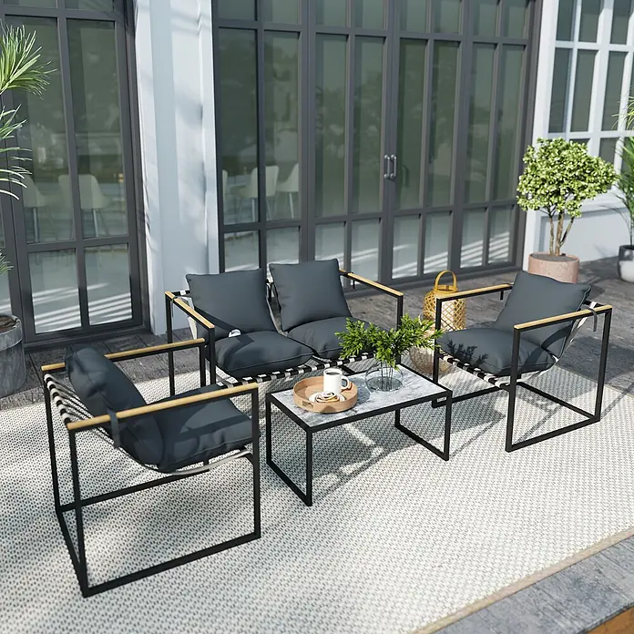 Outsunny Loungemöbel-Set - 4 -tlg., Stahl, Polyester, Schuamstoff, Holzwerkstoff, Sitzkissen, Grau - Outdoor-Loungeset mit schwarzem Metallgestell, Holzarmlehnen, dunkelgrauen Kissen, zwei Stühlen, einem Sofa und einem Couchtisch.
