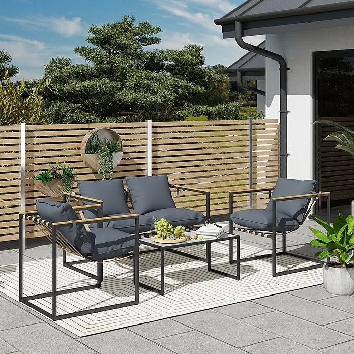 Outsunny Loungemöbel-Set - 4 -tlg., Stahl, Polyester, Schuamstoff, Holzwerkstoff, Sitzkissen, Grau - Modernes Outdoor-Lounge-Set mit dunkelgrauen Kissen, schwarzen Metallrahmen und Holzdetails, auf einem Terrassenteppich angeordnet.