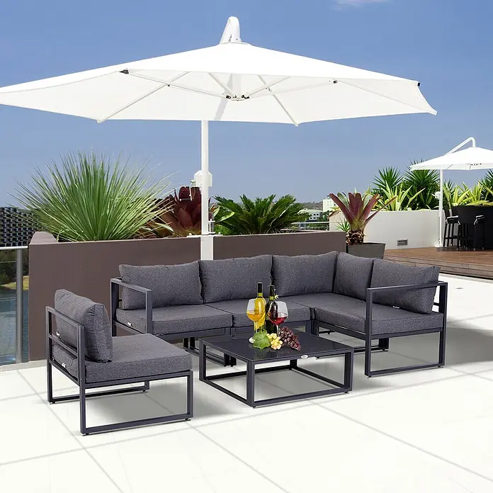 Outsunny Loungemöbel-Set 6-tlg. mit Beistelltisch - 6 -tlg., Hartglas, Wasser- und UV-beständig, Grau - Dunkelgraue Outdoor-Sitzgruppe mit schwarzen Metallrahmen, separatem Sessel und Couchtisch mit Glasplatte auf einer Terrasse.