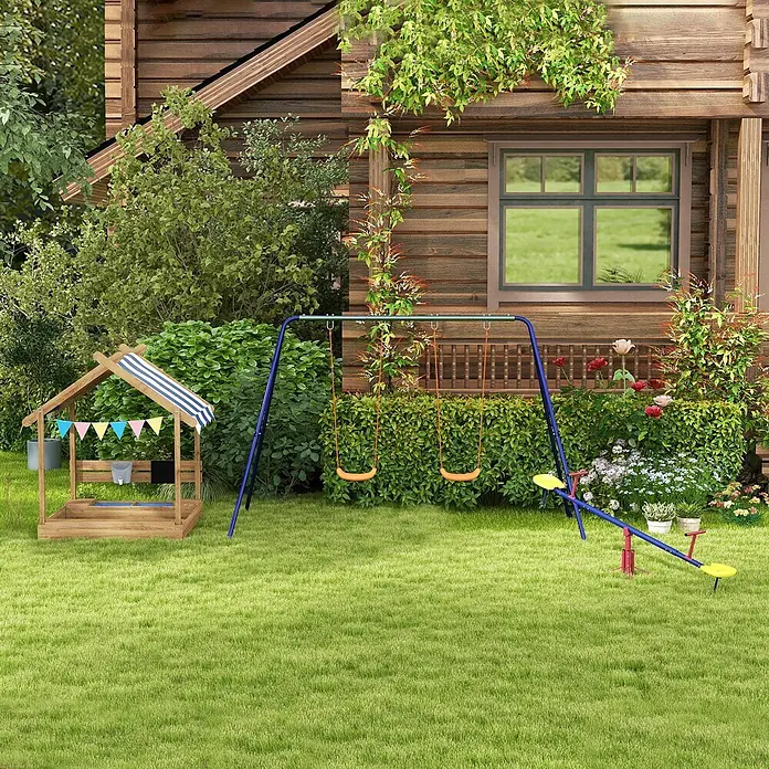 Outsunny Doppelschaukel - L x B x H: 269 x 160 x 180 cm, Kunststoff - Ein Spielplatz im Garten mit einem Holzspielhaus, blauer Schaukel und blau-roter Wippe auf grünem Rasen.