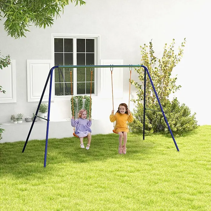 Outsunny Doppelschaukel - L x B x H: 269 x 160 x 180 cm, Kunststoff - Zwei Mädchen schaukeln fröhlich auf einem blau-grünen Metallschaukelset mit orangefarbenen Sitzen im sonnigen Garten.