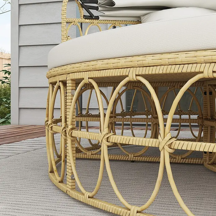 Outsunny Lounge-Insel - PE, Verzinkter Stahl, Polyester, Schaumstoff, Gelb, Cremeweiß - Nahaufnahme einer Rattan-Outdoor-Tagesliege mit dickem cremefarbenem Kissen auf einem grauen Teppich auf einer Holzterrasse.