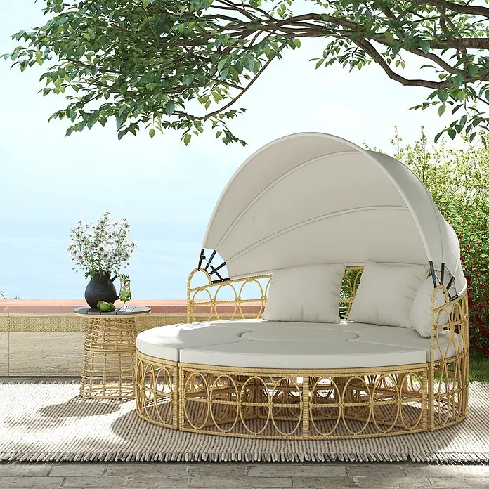 Outsunny Lounge-Insel - PE, Verzinkter Stahl, Polyester, Schaumstoff, Gelb, Cremeweiß - Rundes Rattan-Tagesbett für den Außenbereich mit weißen Kissen und ausziehbarer Markise auf einer Terrasse.