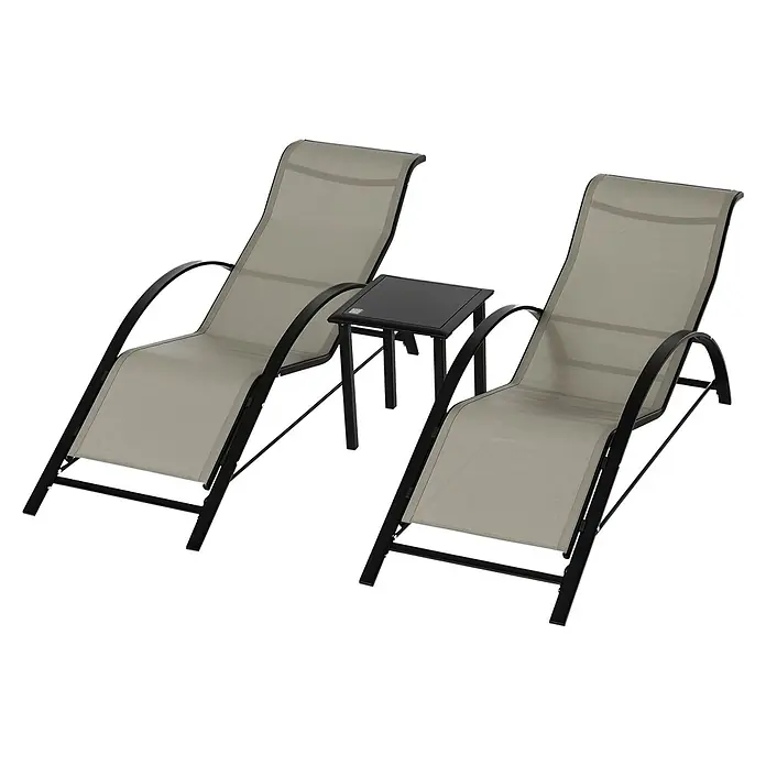 Outsunny Gartenliegen-Set - B x T: 169 x 169 cm, Grau, Schwarz, Metall - Zwei beigefarbene Mesh-Gartenliegen mit schwarzen Rahmen und ein kleiner schwarzer Beistelltisch.