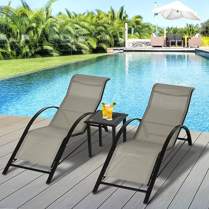 Outsunny Gartenliegen-Set - B x T: 169 x 169 cm, Grau, Schwarz, Metall - Zwei graue Netzligen mit schwarzen Gestellen und ein kleiner schwarzer Beistelltisch mit Getränken auf einer Holzterrasse am Pool.