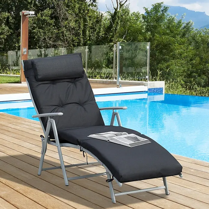Outsunny Gartenliege - Schwarz, Metall, Rückenlehne verstellbar - Dunkelgraue gepolsterte Sonnenliege mit silbernem Gestell auf Holzdeck am Pool, mit offenem Buch.