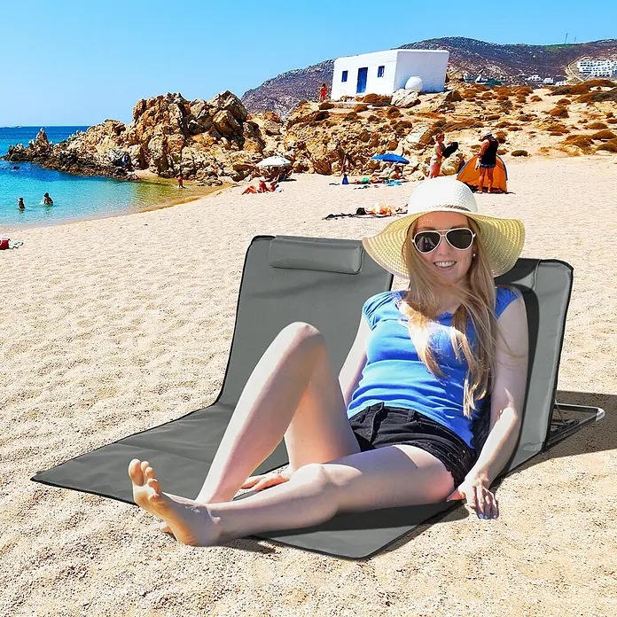 Outsunny Gartenliegen-Set - B x T: 53 x 124 cm, Grau, Stahl, Klappbar - Frau entspannt auf einer grauen Strandliege mit Kopfstütze am Sandstrand.