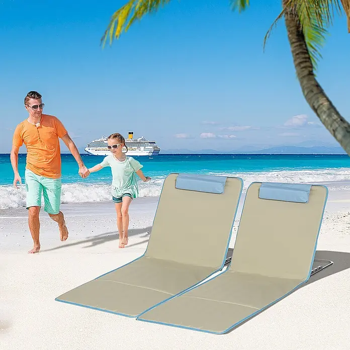 Outsunny Gartenliegen-Set - B x T: 53 x 124 cm, Beige, Stahl, Klappbar - Zwei beigefarbene Strandmatten mit blauem Rand und Kopfstützen, für Entspannung im Freien auf einem Sandstrand platziert.