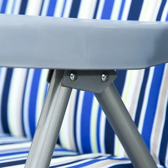 Outsunny Gartenliegen-Set - B x T: 75 x 75 cm, Blau, Polyester, Klappbar - Nahaufnahme eines grauen Metallmöbelgestells mit Armlehne, verschraubt, vor einem gestreiften Kissen.