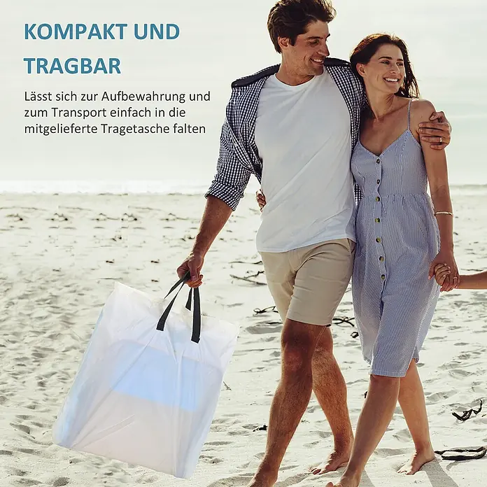 Outsunny Gartenliegen-Set - B x T: 48 x 134 cm, Beige, Stahl, Rückenlehne verstellbar - Weißer, halbtransparenter Tragesack, von einem Mann am Strand gehalten, der seine Portabilität hervorhebt.
