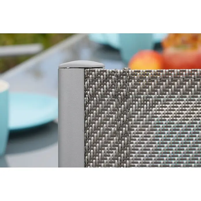 Merxx Gartenstuhl-Set Taviano diamant - 2 Stk., Aluminium/Textil, Klappbar, silber/diamantbraun - Nahaufnahme grauer Gartenmöbel. Mit grauem Metallrahmen und geflochtenem Rattan-Stilpaneel in Grau und Hellgrau.