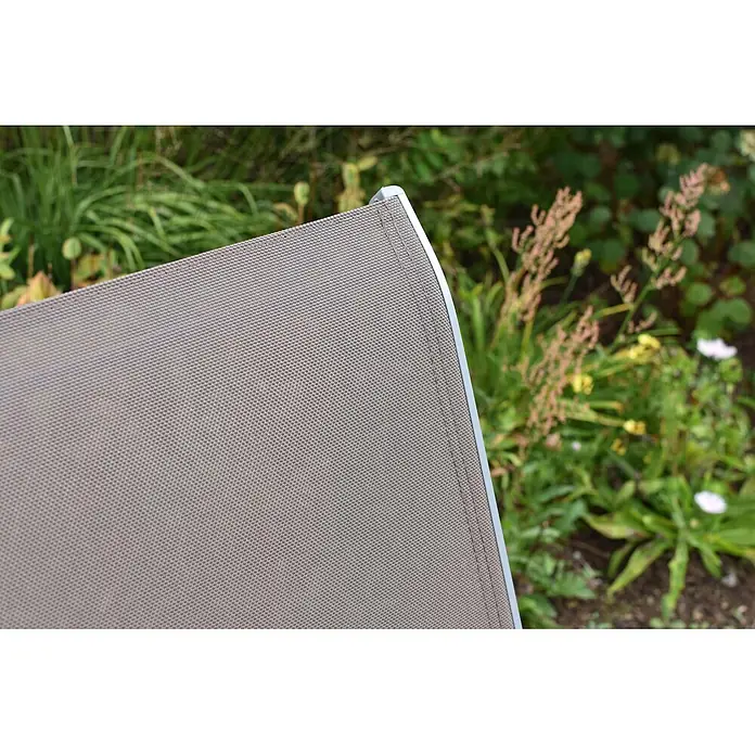 Merxx Gartentisch-Set Amalfi - Gesamtumfang: 7 -tlg., L x B x H: 160 x 81 x 76 cm, Aluminium/Textil, Stapelbar - Nahaufnahme von braunem Outdoor-Gewebe mit hellgrauem Metallrahmen.