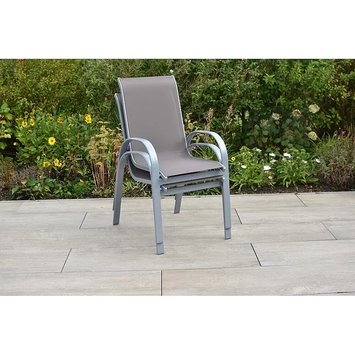 Merxx Gartentisch-Set Amalfi - Gesamtumfang: 7 -tlg., L x B x H: 160 x 81 x 76 cm, Aluminium/Textil, Stapelbar - Zwei graue Gartenstühle mit braunen Stoffsitzen, gestapelt auf einer Terrasse im Garten.