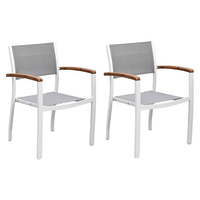 Merxx Gartenstuhl-Set Naxos weiß - 2 Stk., Aluminium/Akazie/Textil, Stapelbar, weiß/grau/natur, B x T x H: 59 x 56 x 85 cm - Zwei weiße Gartenstühle mit grauen Netzsitzen und Rückenlehnen sowie Holzarmlehnen.