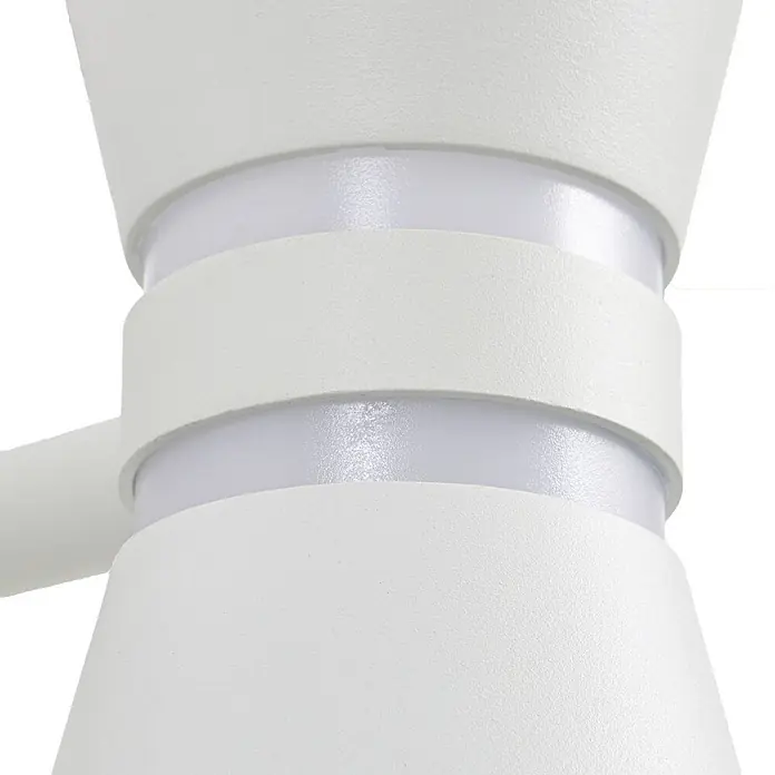 Lucande Außenwandleuchte Meravi - weiß / opal, weiß / opal, IP44 - Nahaufnahme einer weißen, strukturierten Lampe mit leuchtenden, durchscheinenden Bändern.
