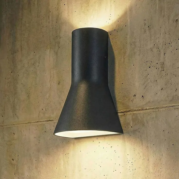Lucande Außenwandleuchte Zephy - 7,5 x 15 x 21 cm, schwarz, schwarz, IP54 - Schwarze Außenwandleuchte an einer Betonwand, die Licht nach oben und unten abstrahlt.