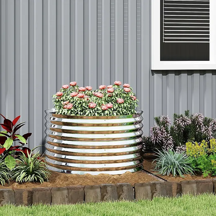 Outsunny Hochbeet - Stahl, Grau - Rundes Hochbeet aus verzinktem Stahl, mit leuchtend rosa Blumen bepflanzt, in einer Gartenlandschaft.
