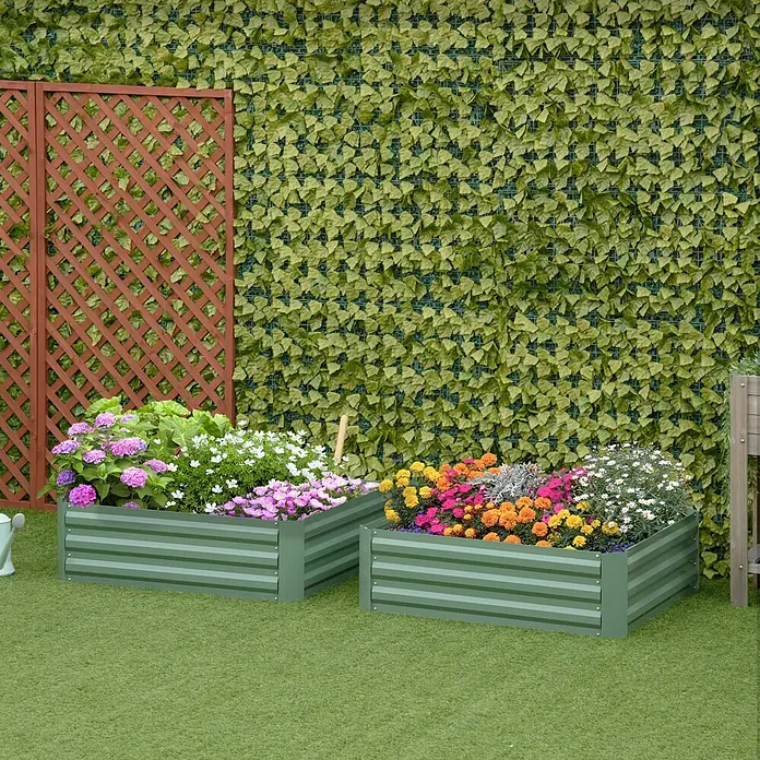 Outsunny Hochbeet - Stahl, Grün - Zwei grüne Hochbeete aus Metall sind mit bunten Blumen gefüllt und stehen auf Kunstrasen vor einer Blätterwand.