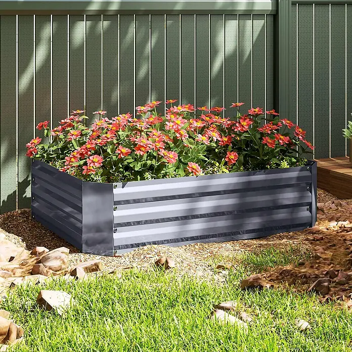 Outsunny Hochbeet Blumenkasten - Stahl, Dunkelgrau - Dunkelgraues Hochbeet aus Wellblech, gefüllt mit leuchtend roten Blumen, in einer Gartenszene.